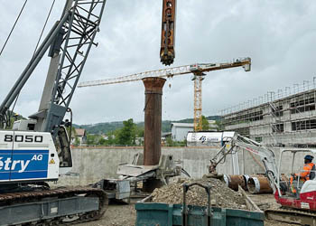 Grundwasserbrunnenbohrung mit Seilbagger in Hirschthal