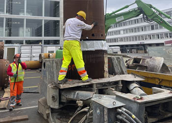 Grundwasserbohrung mit Standrohr-Bohrung und Seilbagger am Flughafen Zürich